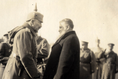 Begegnung zwischen Militärführern auf dem Schlachtfeld während des Ersten Weltkriegs in den 1910er Jahren