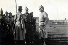 Militärische Besprechung zwischen Offizieren auf einem Übungsgelände der Wehrmacht im frühen 20. Jahrhundert