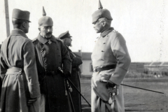 Gespräch zwischen Offizieren der Heer während einer militärischen Übung im frühen 20. Jahrhundert