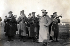 Musikanten der Heerensektion in historischen Uniformen beim Marschieren auf einem militärischen Gelände