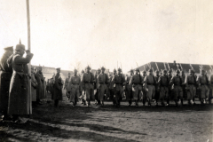 Heer marschiert in geordneter Formation während einer Militärübung im Freien