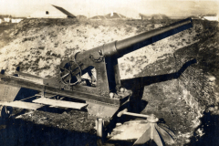Geschichtsträchtige Küstenbatterie während eines militärischen Konflikts im Heer
