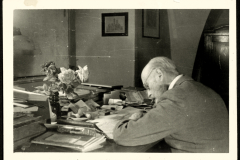 Historischer Archivar bearbeitet Dokumente