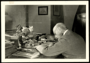 Historischer Archivar bearbeitet Dokumente