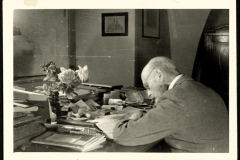 Historischer Archivar bearbeitet Dokumente