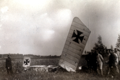 Abgestürztes deutsches Flugzeug im Ersten Weltkrieg