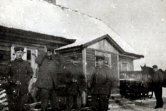 Soldaten vor einem Bauernhaus in Schneebedeckung