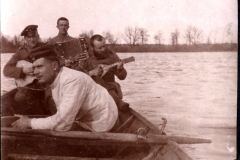 Musikanten in Boot während Erster Weltkrieg