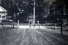 Historische Fotografie eines Dorfstraßenkreuzes