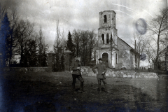 Soldaten vor einem zerstörten Kirchenbau