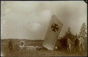 Abgestürztes deutsches Flugzeug im Ersten Weltkrieg
