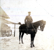 Soldat auf Pferd während Erster Weltkrieg
