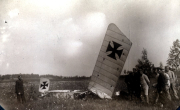Abgestürztes deutsches Flugzeug im Ersten Weltkrieg