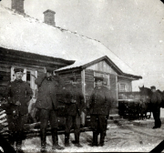 Soldaten vor einem Bauernhaus in Schneebedeckung