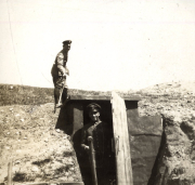 Soldaten in einer Artillerie-Stellung während des Ersten Weltkriegs