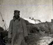 Soldat in Uniform vor einem Schienenfeld