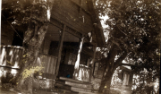 Historisches Haus im Wald