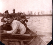 Musikanten in Boot während Erster Weltkrieg