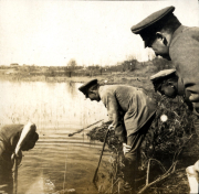 Fischfang bei Soldaten im Ersten Weltkrieg