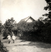 Historische Fotografie von zwei Mannen vor einem Haus