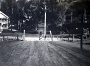 Historische Fotografie eines Dorfstraßenkreuzes