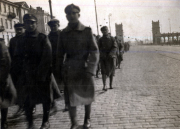 Gemeinsame militärische Personale am Marsch durch eine Stadt während des Ersten Weltkrieges