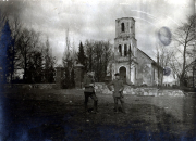 Soldaten vor einem zerstörten Kirchenbau