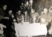 Gemeinsames Mahl von Offizieren im Ersten Weltkrieg