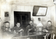 Offiziere des Reserve-Feldartillerie-Regiments Nr. 59 während eines Kartringspiels