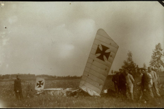 Abgestürztes deutsches Flugzeug im Ersten Weltkrieg