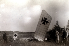 Abgestürztes deutsches Flugzeug im Ersten Weltkrieg