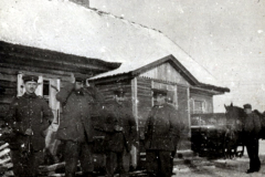 Soldaten vor einem Bauernhaus in Schneebedeckung