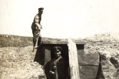 Soldaten in einer Artillerie-Stellung während des Ersten Weltkriegs