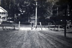 Historische Fotografie eines Dorfstraßenkreuzes
