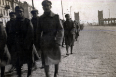 Gemeinsame militärische Personale am Marsch durch eine Stadt während des Ersten Weltkrieges