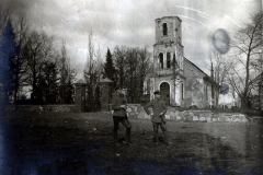 Soldaten vor einem zerstörten Kirchenbau