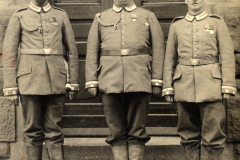Drei Soldaten der Heer-Infanterie stehen stolz vor einem historischen Gebäude in Deutschland