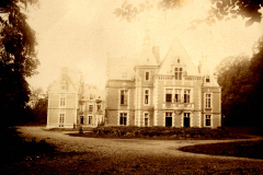 Historisches Herrenhaus im Wald mit gut erhaltenem Äußeren und gepflegtem Gelände