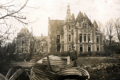Zerstörtes Herrenhaus mit Soldat in der Nähe von Schutt, nach dem Ersten Weltkrieg