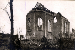 Ruine einer historischen Kirche nach dem Krieg in einer zerstörten Landschaft