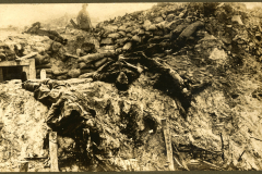 Soldaten der Heer in einer Schützengrabenlandschaft während eines Konflikts im frühen 20. Jahrhundert