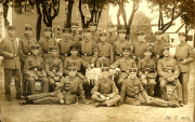 Gruppenfoto von Soldaten der Heer in Uniform im Jahr 1915, aufgenommen in einer militärischen Einrichtung