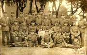 Gruppenfoto von Soldaten der Heer in Uniform im Jahr 1915, aufgenommen in einer militärischen Einrichtung