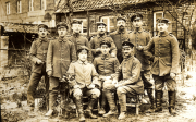 Gruppe von Soldaten der Heer mit Uniformen vor historischem Hintergrund während des Ersten Weltkriegs