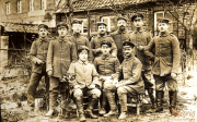 Gruppe von Soldaten der Heer mit Uniformen vor historischem Hintergrund während des Ersten Weltkriegs