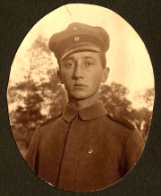 Soldat der Heer in Uniform während des Ersten Weltkriegs in einer ländlichen Umgebung