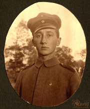 Soldat der Heer in Uniform während des Ersten Weltkriegs in einer ländlichen Umgebung