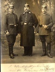 Drei Soldaten der Heertruppen in Uniform im Jahr 1915 vor einem bewaldeten Hintergrund