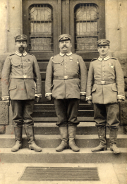Drei Soldaten der Heer-Infanterie stehen stolz vor einem historischen Gebäude in Deutschland