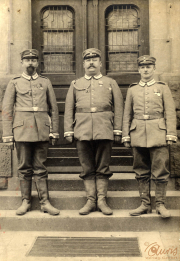 Drei Soldaten der Heer-Infanterie stehen stolz vor einem historischen Gebäude in Deutschland